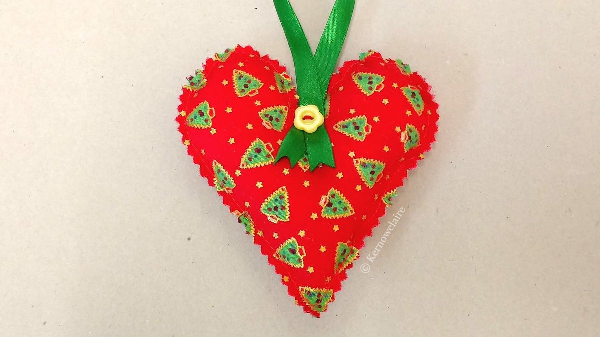 kernowclaire1's tweet photo. Christmas hanging heart in red with Christmas trees pattern. #handmade #christmas #hangingheart #fabricheart #heart #smallbiz https://t.co/ZAzejJ1CzD https://t.co/2cB8gv9XV4