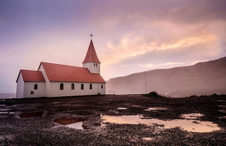 ⛪️ Víkurkirkja, iglesia de Vík í Mýrdal. Un pueblo conocido como la capital del sur de Islandia. 🇮🇸