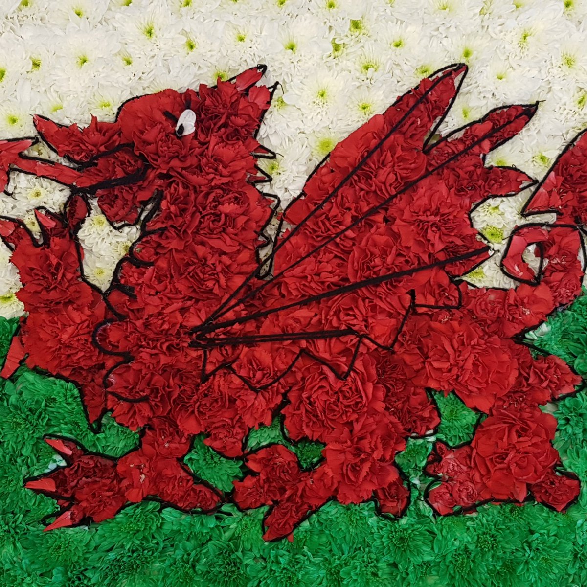 #welshdragon #goodfloristguide #rosesfloristbirmingham #shoplocal #realflorist #sympathyflowers #bespoketributes