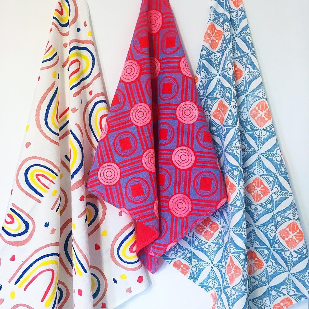 JacquardProduct's tweet photo. When @andriafaye isn’t block printing, she’s using Jacquard #DyeNaFlow to paint gorgeous patterns. How cute are these accessories! So pretty, Andria!
Dye-Na-Flow is a fluid fabric paint that sinks into the fabric instead of sitting on the surface. https://t.co/XnS32YLFq6
