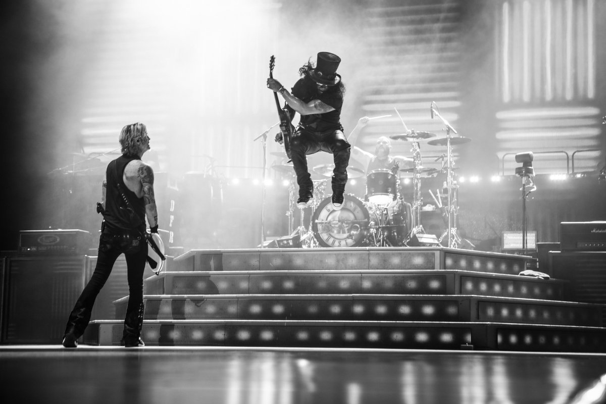 gunsnroses's tweet photo. Slash vs Gravity #NotInThisLifetime Tour 2019 https://t.co/WVmU0z6Vcd