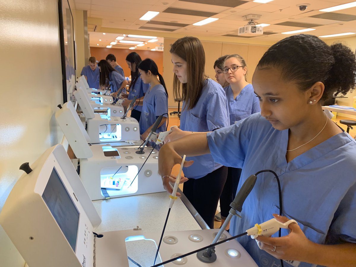uOSSC_CCSuO's tweet photo. Students from @AllSaintsOCSB at #SimCentre today experiencing how modern healthcare professionals train @OttawaHospital @uOttawaMed #docforaday #nextgenhealthcareprofessionals https://t.co/PVnnXogNgl