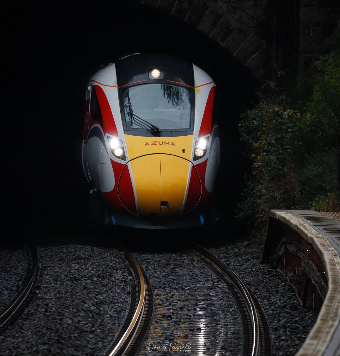This afternoon's @LNER #Azuma emerging from the North Queensferry Tunnel on it's way down the ECML from Aberdeen #northqueensferry #fife #hitachi