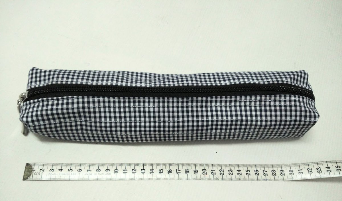 Students and their boxed pouches from a gingham skirt, a man's shirt and reused zippers from sweatshirts.

etsy.com/il-en/shop/Pri…

#buyremade #teamwerecreate #remakersfb #girlsthatmakestuff #reuse #recreate #zerowaste #sewingclass #lifeskills #homeec