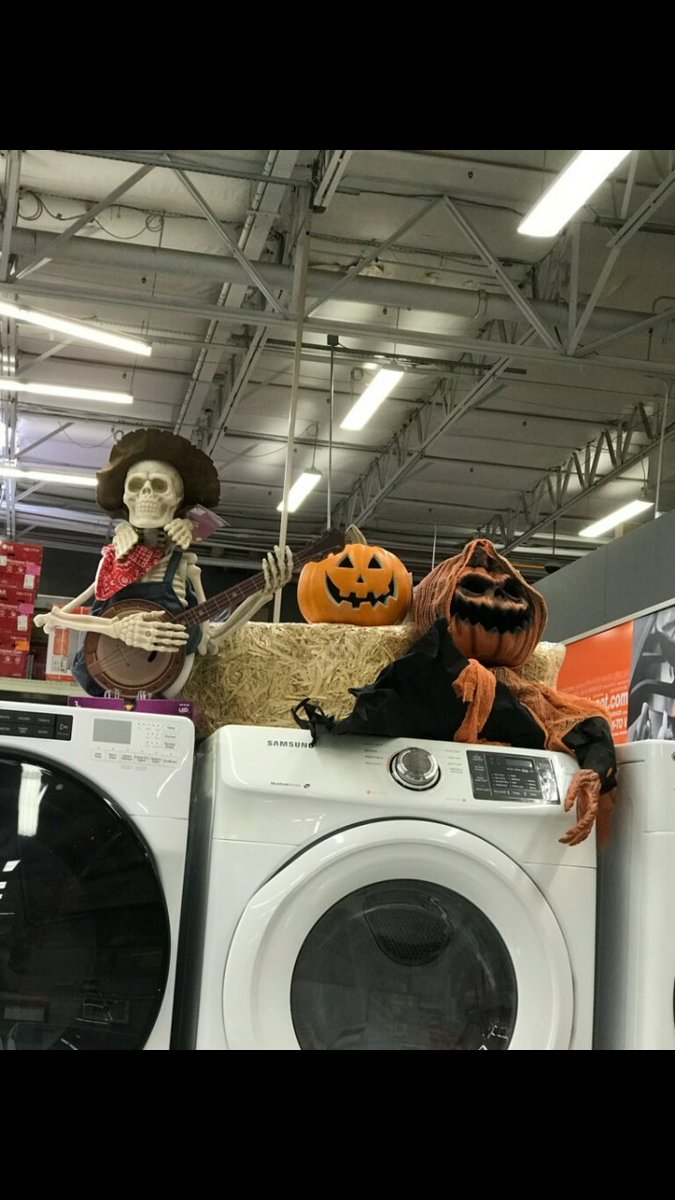 Duane is making our showroom look extra halloweenie this season!!!!! Woooooo! @TeamGlendale3 <a href="/2014medrano/">Christina Medrano</a>