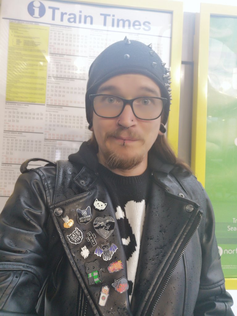 ExoticRvn's tweet image. Train bound to the big smoke then on to #Luton for a weekend of exciting CPD with @Lagolearn.
Thank you to @VirginTrains for accommodating me after I had problems with a connecting train and missed my train. 
#whatVNsdo #lagolearn #rabbits #anesthesia #badselfie