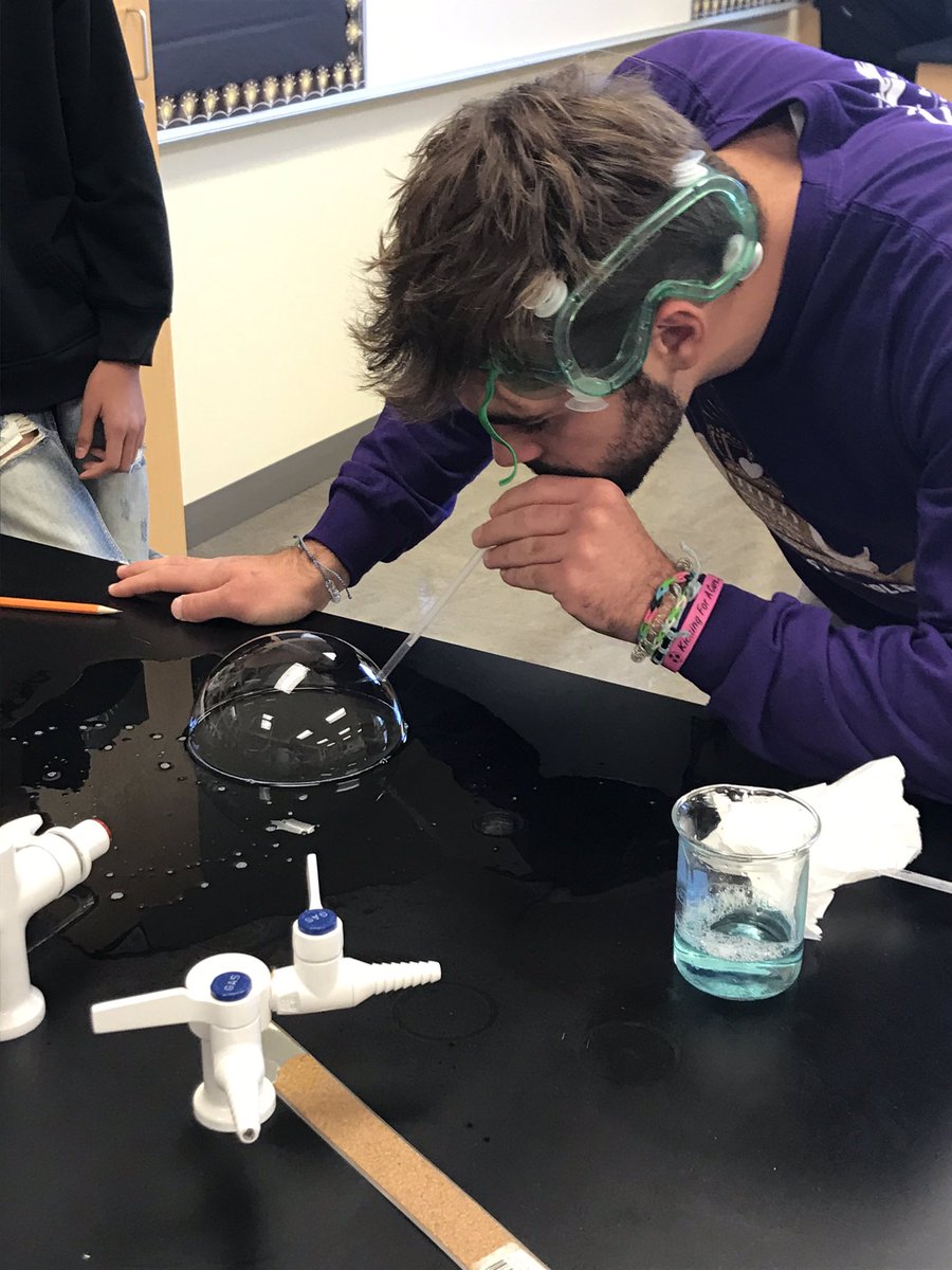 biobesties's tweet image. Lots of bubbly personalities today for our bubble-ology lab! #friYAY #experimentaldesign #cleanlab