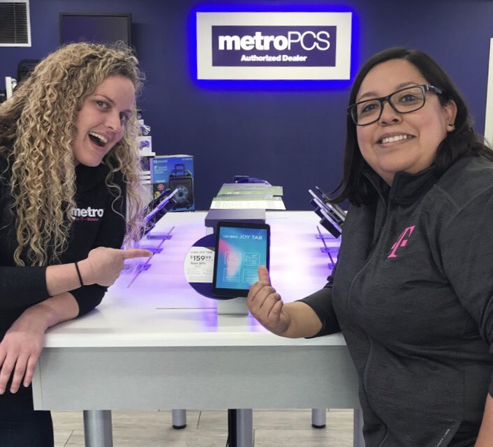 L_Salazar18's tweet image. Out here talking about these deals in our Metro by T-Mobile stores!! Come see us and pick up a tablet for you and a loved one! #oneteam @davidmutinda @emilynellf @richgarwood @JonFreier @JenMorganMetro