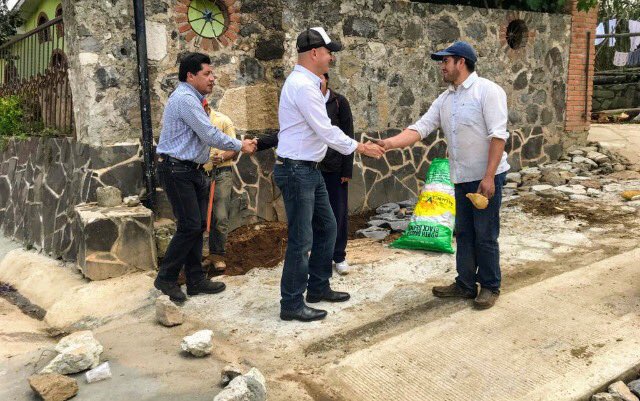UlisesHVazquez's tweet photo. Acompañado de personal de Obras Públicas, realicé un recorrido por la pavimentación de concreto hidráulico, que va de Cruz de Mujer a El Capulín !! Juntos estamos moviendo a #Omitlán !!! 👊🏽🍎 https://t.co/yvEqbjlys0