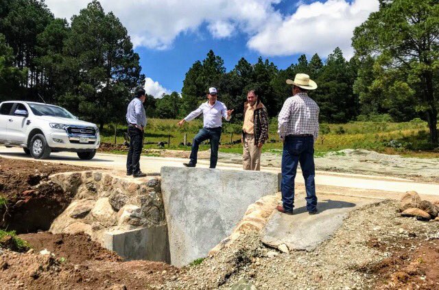 UlisesHVazquez's tweet photo. Acompañado de personal de Obras Públicas, realicé un recorrido por la pavimentación de concreto hidráulico, que va de Cruz de Mujer a El Capulín !! Juntos estamos moviendo a #Omitlán !!! 👊🏽🍎 https://t.co/yvEqbjlys0