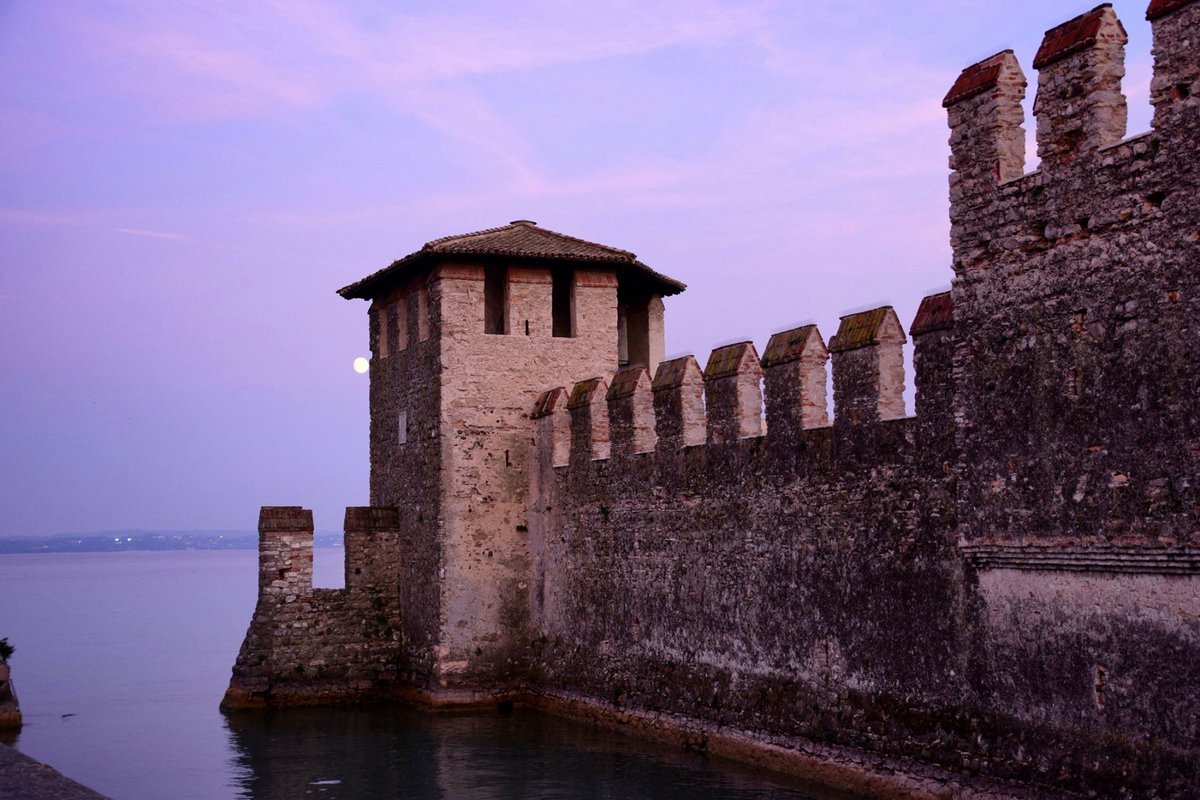 Gints_photo's tweet photo. #italy #sirmione #sirmioneitaly #roccascaligera #autumn #october #sky #photo #photography #landscape #rudens #traveling #travel #nature #naturephotography #traveltheworld #evening #iloveitaly #castle #gardalake #moon https://t.co/00azanG6gh