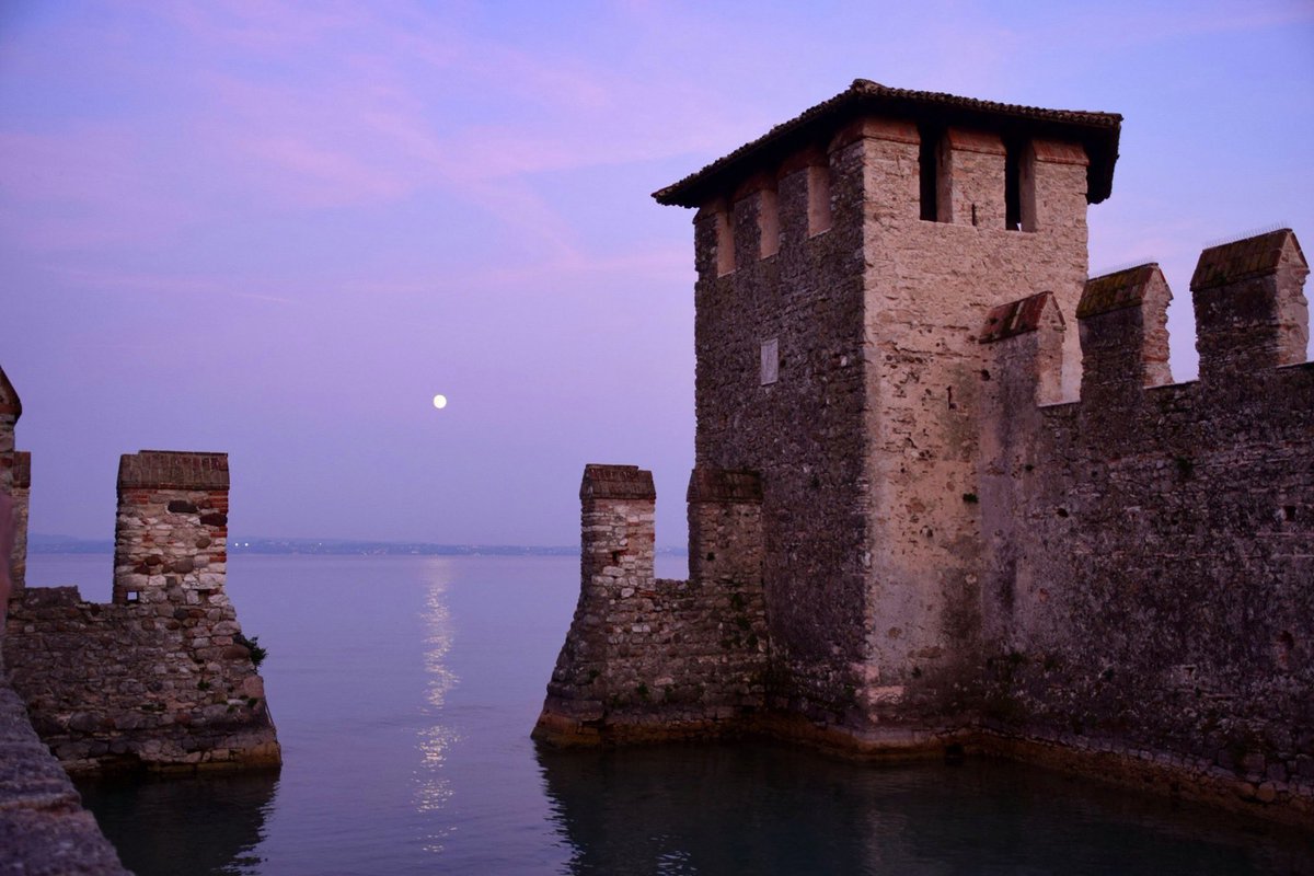 Gints_photo's tweet photo. #italy #sirmione #sirmioneitaly #roccascaligera #autumn #october #sky #photo #photography #landscape #rudens #traveling #travel #nature #naturephotography #traveltheworld #evening #iloveitaly #castle #gardalake #moon https://t.co/00azanG6gh