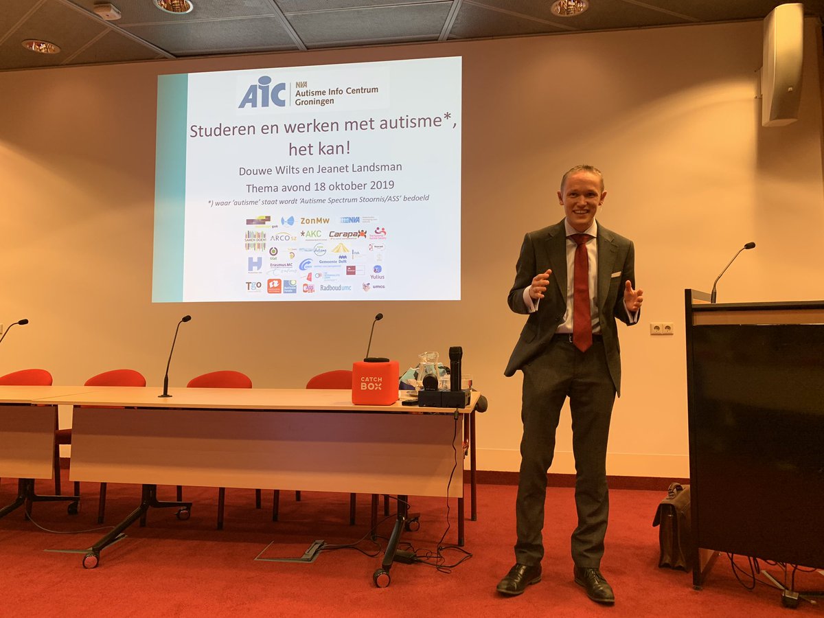 WerkwebA's tweet photo. Als iemand het maar in je ziet! Douwe Wilts tijdens zijn lezing over zijn autisme en studeren. @AutismeNVA @umcg wat een ontroerend en sterk verhaal van deze dichter. Nu als stagiair aan het werk voor @SGL_Autisme en @WerkwebA https://t.co/dsci7vPPIx