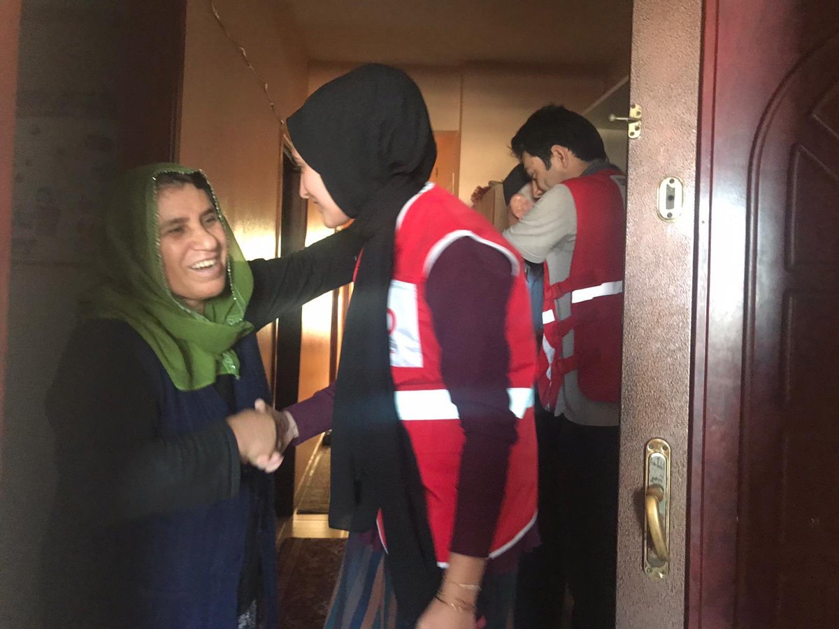 genckizilay34u's tweet photo. Üsküdar Genç Kızılay Gönüllüleri olarak Üsküdar’daki vatandaşlarımızın evlerindeki tatlı muhabbetlerinde bizden de bir parça olsun istedik ve onlarla bir araya gelip "bugün evinize misafiriz" diyerek hoş sohbetlerine ortak olduk 🙂  #iyigeleceksin https://t.co/Xym1RPYwIG
