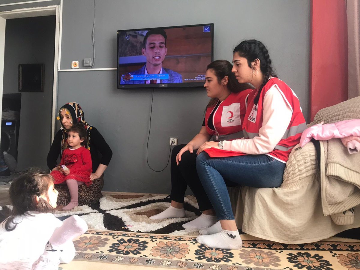 Üsküdar Genç Kızılay Gönüllüleri olarak Üsküdar’daki vatandaşlarımızın evlerindeki tatlı muhabbetlerinde bizden de bir parça olsun istedik ve onlarla bir araya gelip "bugün evinize misafiriz" diyerek hoş sohbetlerine ortak olduk 🙂  #iyigeleceksin