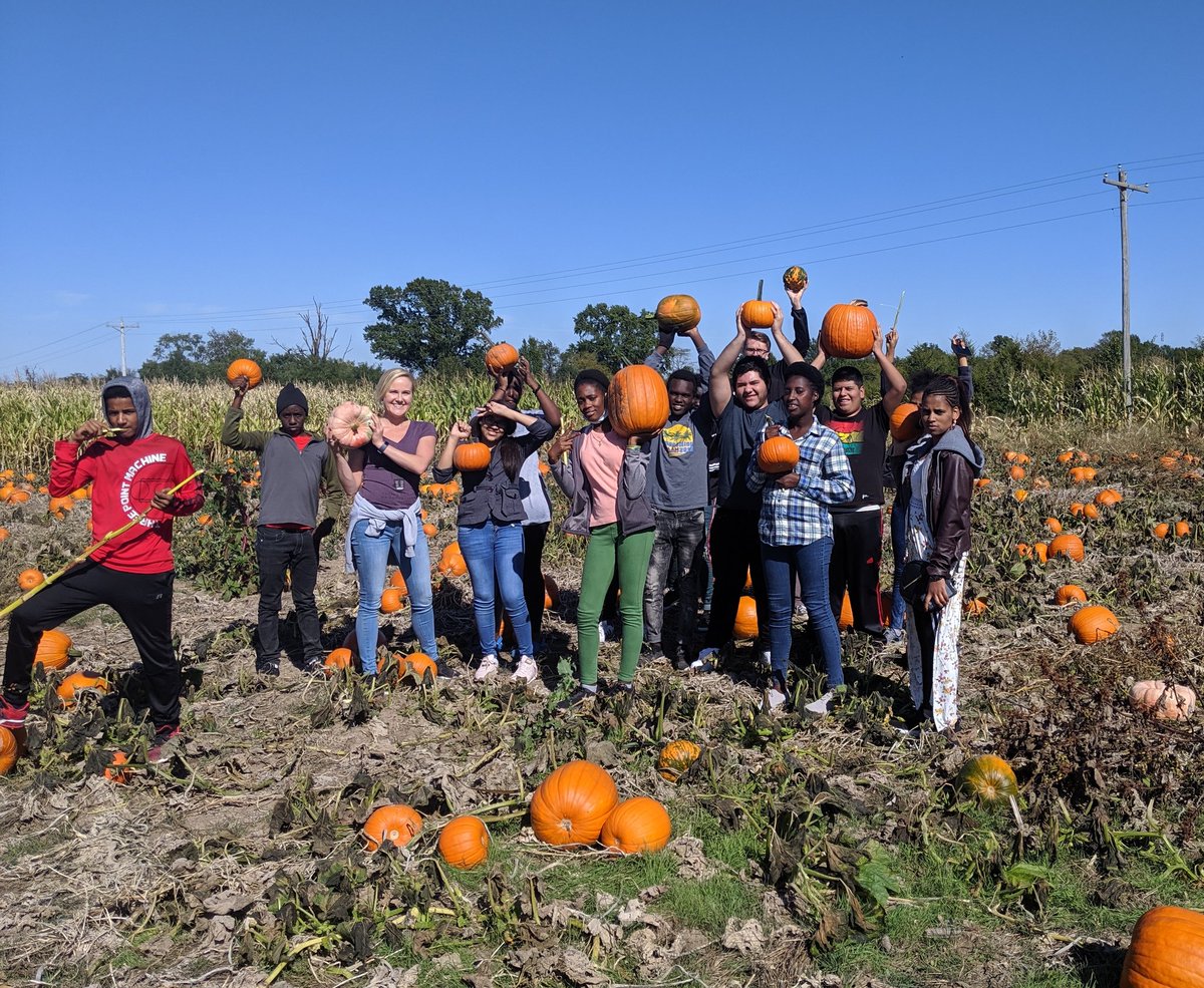 MsAliciaRussELL's tweet photo. #elnewcomers learning about #FallHarvest and the science and history behind corn and soy at Bradford Research Center. #handsonlearning #STEM #ellchat #ells #cpsbest  @CPS_EL @CPS_DouglassHS https://t.co/mtpT9owieP