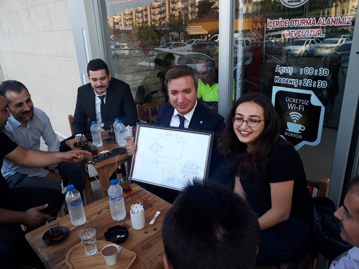 umitkaraegt's tweet photo. Urfa'da Hamza hocamızla karşılaştık büyük sürpriz oldu, sağ olsun her sorumuza cevap verdi, bizlere künefe ikram etti,

Sözleşmeli öğretmenlere KADRO ile birlikte en geç sömestrda eş durumu vereceğine inanıyoruz

ÇÜNKÜ HAMZA HOCAMIZA GÜVENİYORUZ.

İYİ Kİ ÖĞRETMENİZ

@hmzaydg https://t.co/7N6fVK61Ib