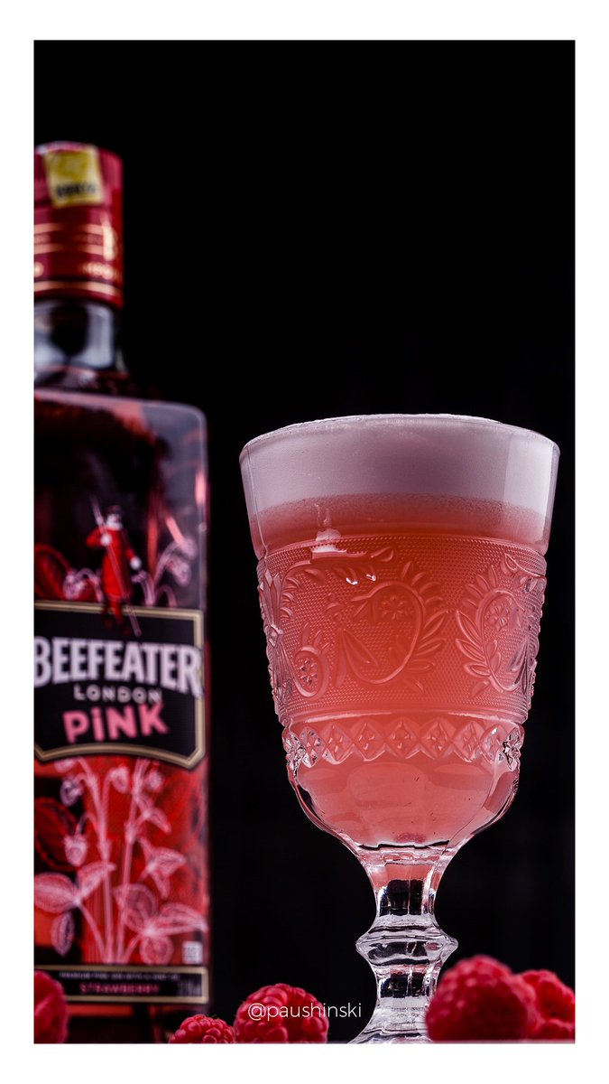 BabaPima_'s tweet photo. @CallMeMufasa THE CLOVER CLUB
Elegant as a drink can be, it is easily one of my favourite drinks to make.
Muddle 5 fresh raspberries on 20ml simple syrup, 25ml lemon juice, 60ml gin. Add 1 fresh egg white Shake. Add ice, shake again. Strain.
#BabaPimaCocktails #PinkYourGin https://t.co/UcJPSnAOpI