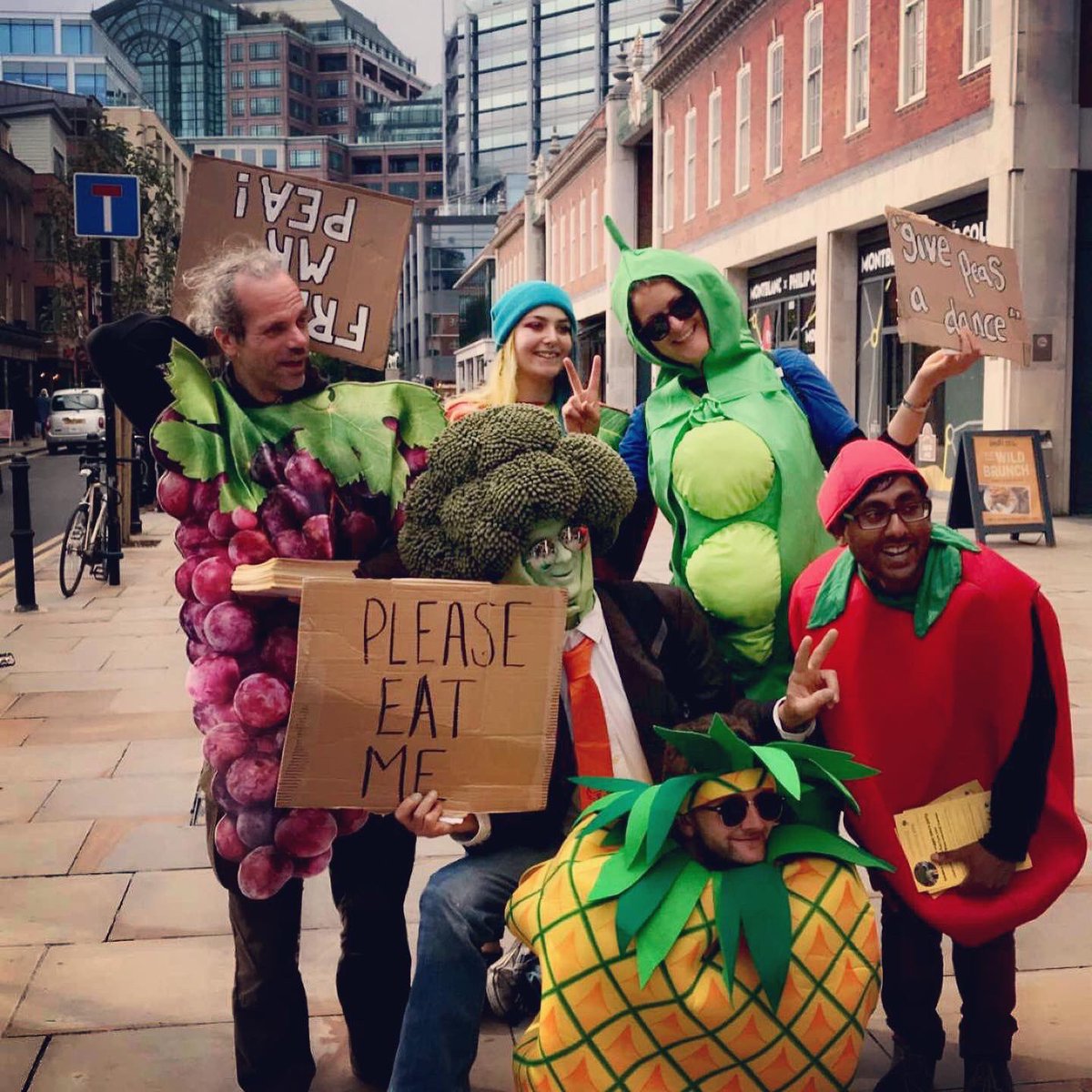 Fun times with @RebelsAnimal 😂 always fun madness !!! 🥦🥦🥦 #broccoli #broccoliman #animalemergency #climateemergency #vegan #thefutureisvegan #thefutureisgreen #london