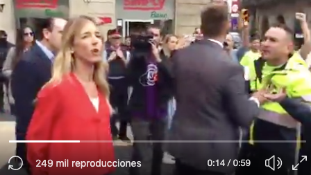 PoliticayModa's tweet photo. “Escrache (intimidación) a Álvarez de Toledo”, titulan algunos medios🧐 Se acerca voluntariamente hasta los manifestantes con manos bolsillos traseros (me gusto), pecho fuera (vacile), barbilla levantada (orgullo) y apartando a los de seguridad (no percibe amenaza) #bodylanguage https://t.co/nTXApdxFSz