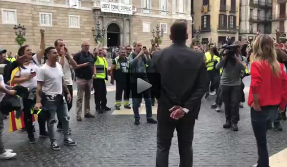 PoliticayModa's tweet photo. “Escrache (intimidación) a Álvarez de Toledo”, titulan algunos medios🧐 Se acerca voluntariamente hasta los manifestantes con manos bolsillos traseros (me gusto), pecho fuera (vacile), barbilla levantada (orgullo) y apartando a los de seguridad (no percibe amenaza) #bodylanguage https://t.co/nTXApdxFSz