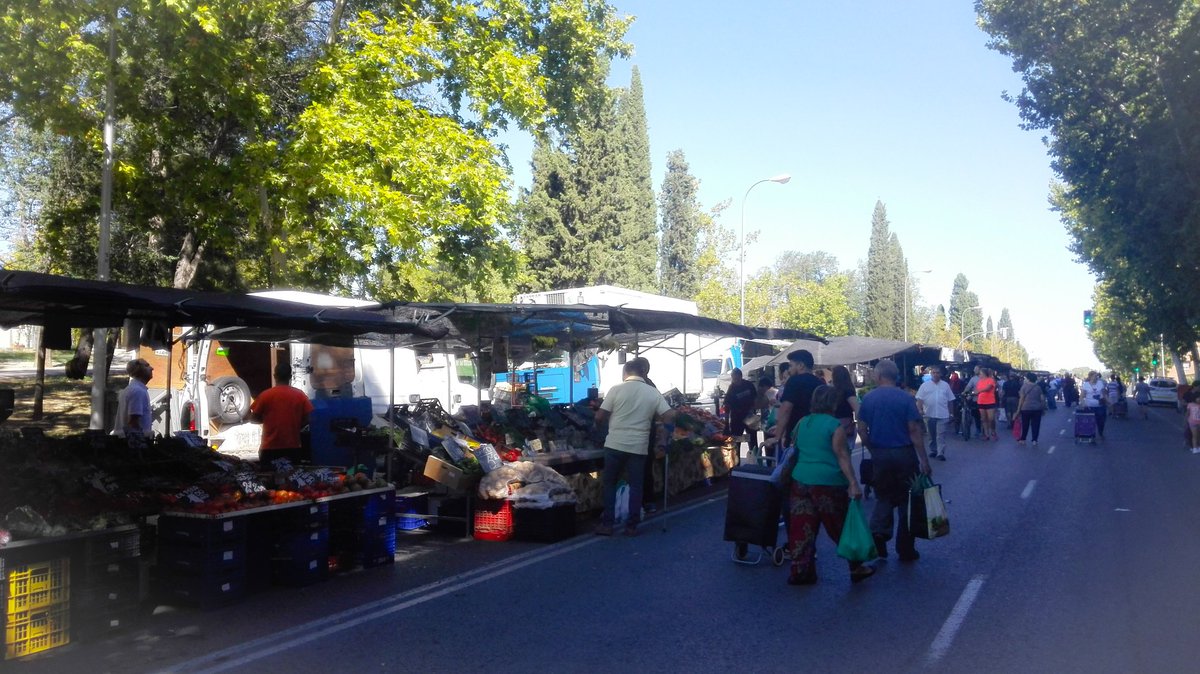 DiaDeMercadillo's tweet photo. Los #mercadillos son excelentes espacios de #SaludColectiva, no sólo porque encontramos fruta y verdura de temporada, también sirven de 🔴 de encuentro para intercambiar saberes. ¡Larga vida al mercadillo! 🍆🍏🍇 #mebajoalmercadillo https://t.co/U1AYN7Pf8k