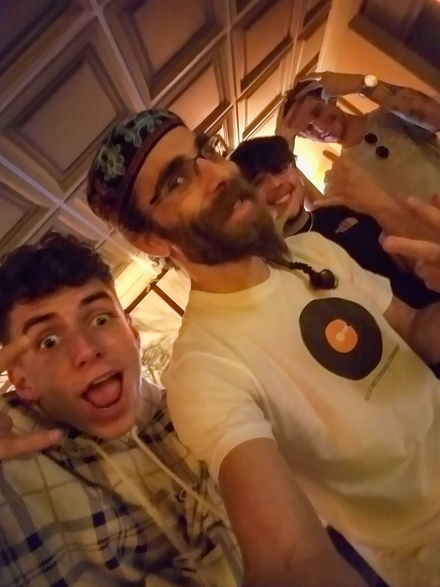 Dope sesh with the talented <a href="/zachclayton/">Zach</a> <a href="/itstristanwells/">trim the odd one out</a> <a href="/asaffulks/">Asaf Fulks</a> at #ocrecording 🍊 Good peeps 💯 Be on the l👀kout for #newmusic coming soon 🔥

#producerlife #studiolife #studioflow #studioswag