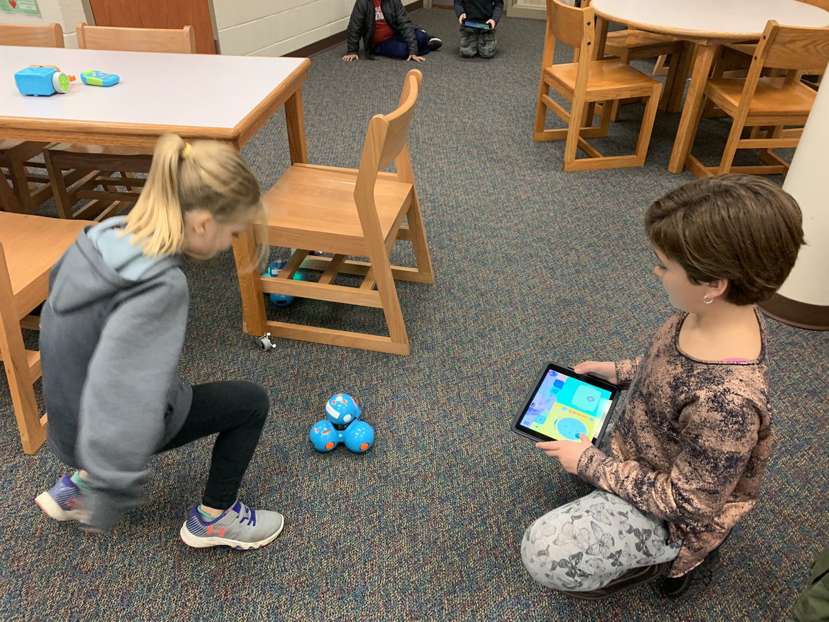 EJassistantp93's tweet image. A new take on #explorersweek! Look at those faces 🤯🤗🧐#ccsd93 @WTRoom205