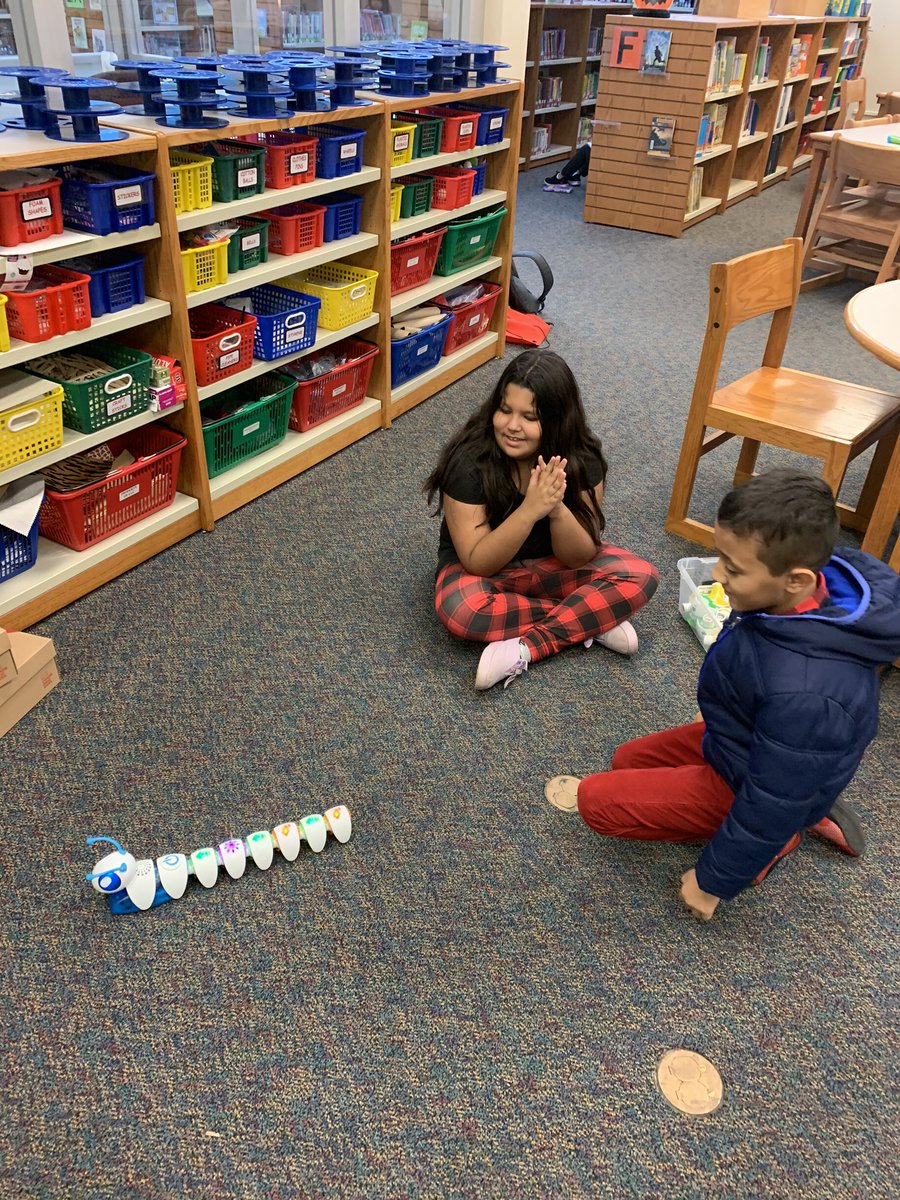 EJassistantp93's tweet image. A new take on #explorersweek! Look at those faces 🤯🤗🧐#ccsd93 @WTRoom205