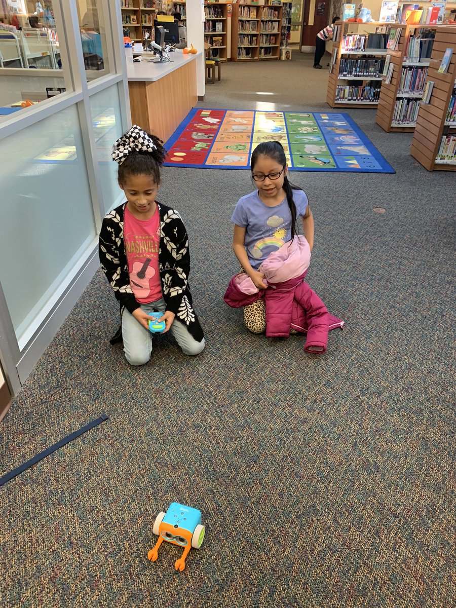 EJassistantp93's tweet image. A new take on #explorersweek! Look at those faces 🤯🤗🧐#ccsd93 @WTRoom205