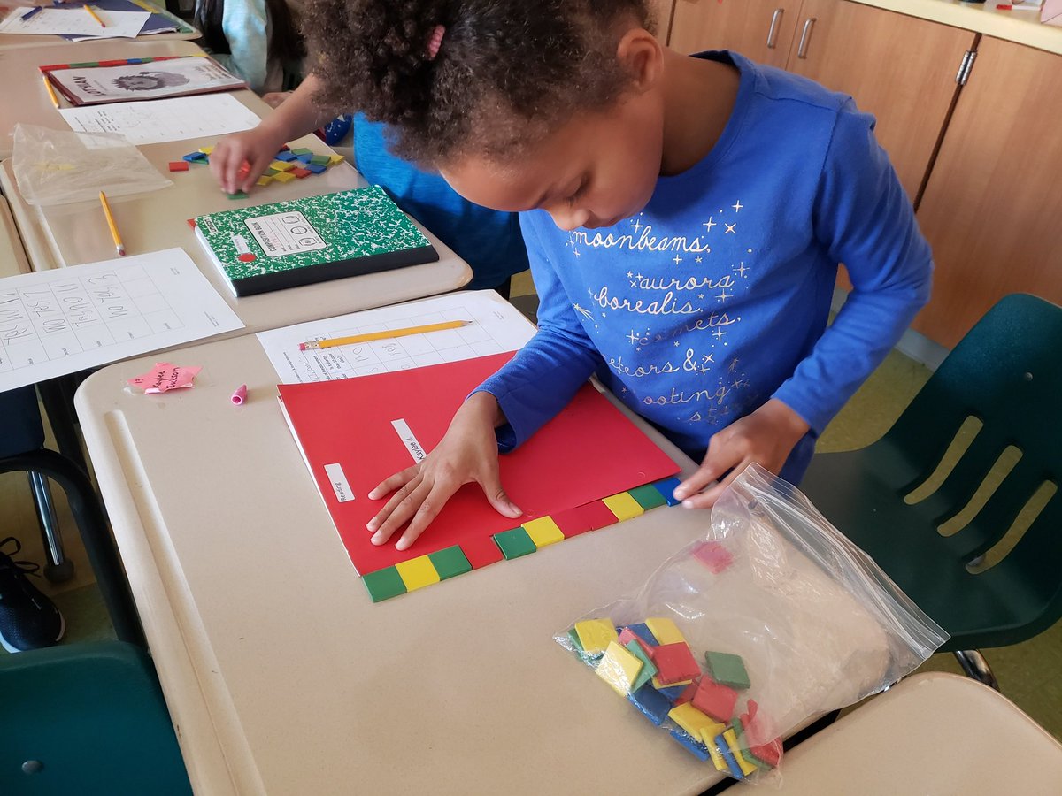 LothianAACPS's tweet image. 2nd graders measure objects around the classroom using non standard units of measurement! #AACPSAwesome @AACPS_PK5Math #makingmathreal