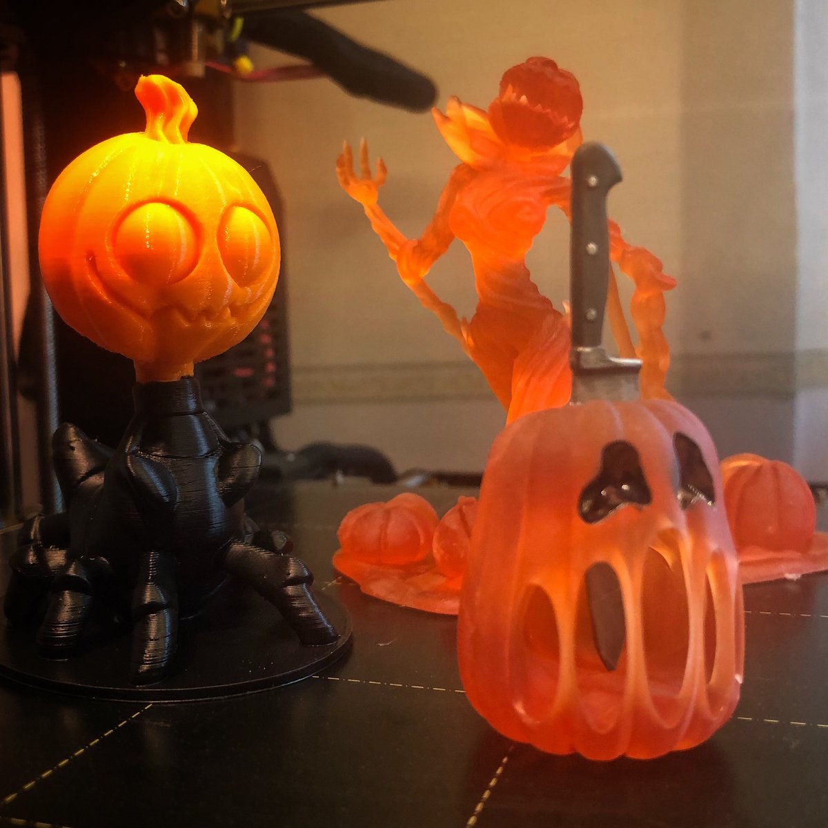 grafitomi's tweet image. Screaming Pumpkin by @Bugman_140 - resin test! Tinted resin of course.. 🤭😬🎃 Cute little multipart model. He is hanging out with some Wekster Pumpkins. #sharelearnGROW #halloween2019 #pumpkin @wekster2507  Nice job Nick! Thanks for the test stls!! 👌🏻👍🏻🙏🏻