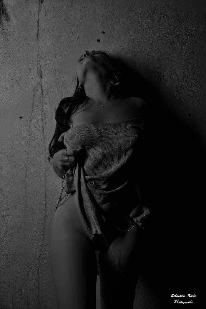 SebiPhoto's tweet image. Seul dans ce grand lit les souvenirs de toi mens lasse de plaisir.  #femmesexy #femme #femmefatale #woman #womansexy #girl #girls #sexygirsl #sexy #shootingphoto #shooting #shootingphoto #blackandwhite #noiretblanc #nudephotography #nudeshoot #nudeart #photography #photo