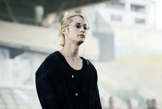 Exile 最新ニュース 記事 High Amp Low 小田島がヤバすぎ 超魅力的キャラに落ちる人続出 冷静な策士タイプで佐智雄の相談役 圧倒的イケメンが色素の薄い金髪をハーフアップにし ブルーのサングラスをかけ 不適な笑みを浮かべ気だるげな雰囲気を