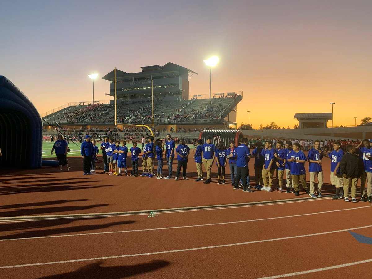 brahma_booster's tweet photo. Great seeing these future Brahmas ready for tonight’s action!  ⁦@GoYearlings⁩ ⁦@brahmafbtx⁩ #WeAreMac https://t.co/RAsgtH4hCK