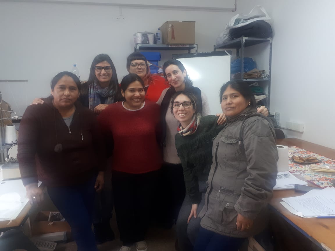 MandarinasTexti's tweet photo. El sistema cooperativo implica  sobre todo adoptar una concepción  solidaria y cooperativa  del trabajo y es la que elegimos para Mandarinas Textil, no obstante poder constituirnos como una cooperativa formal era una cuenta pendiente, a solo pasitos!! Felices https://t.co/pT6Se1dab9