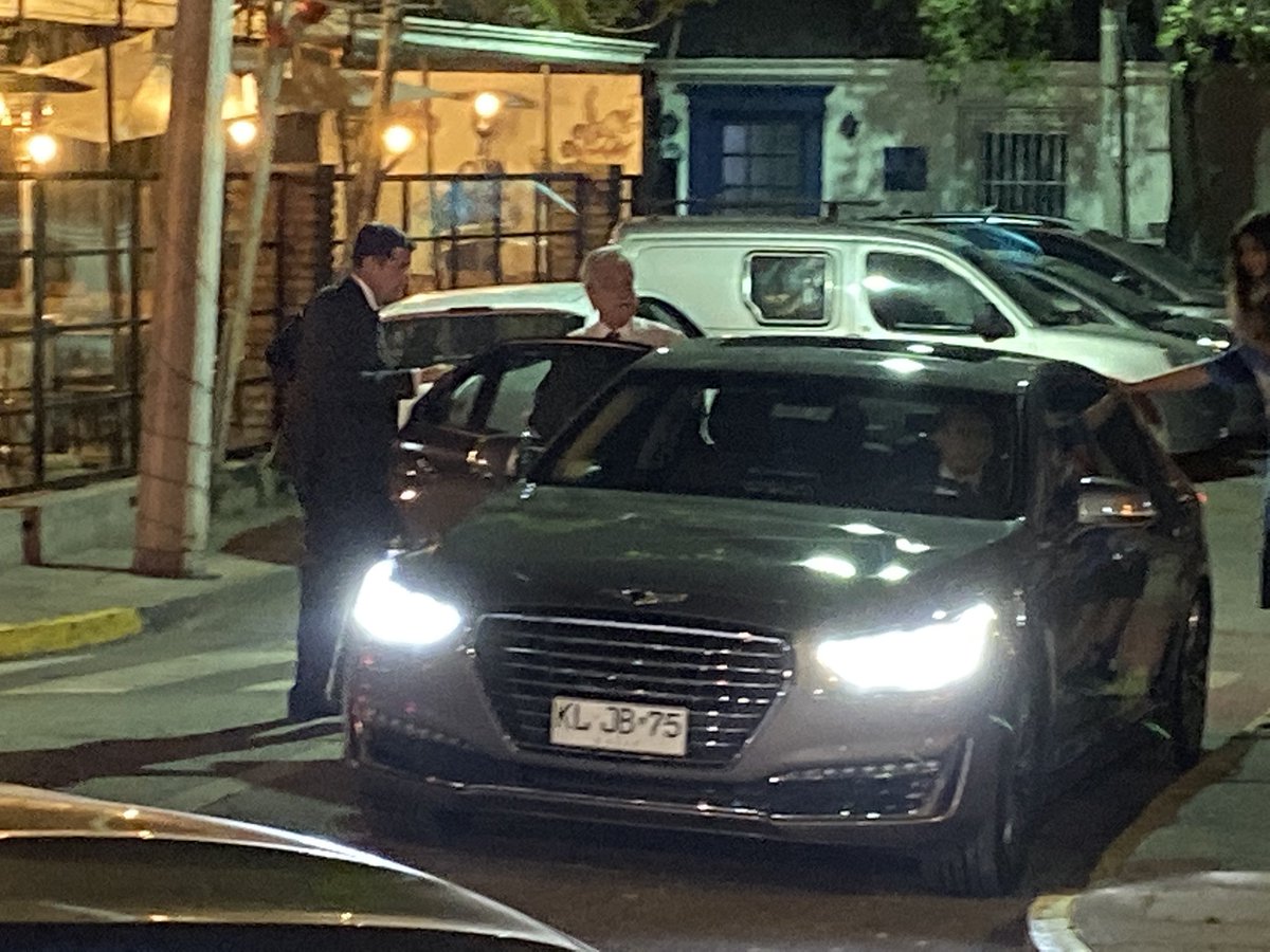 maxvaldesc's tweet photo. Es real la imagen que estaba circulando: El Presidente @sebastianpinera fue a comer am restaurant Romaria de Vitacura, en medio del día de protestas. Se acaba de retirar a las 21:16. Fotos tomadas por mi. https://t.co/RgRJi57vOk