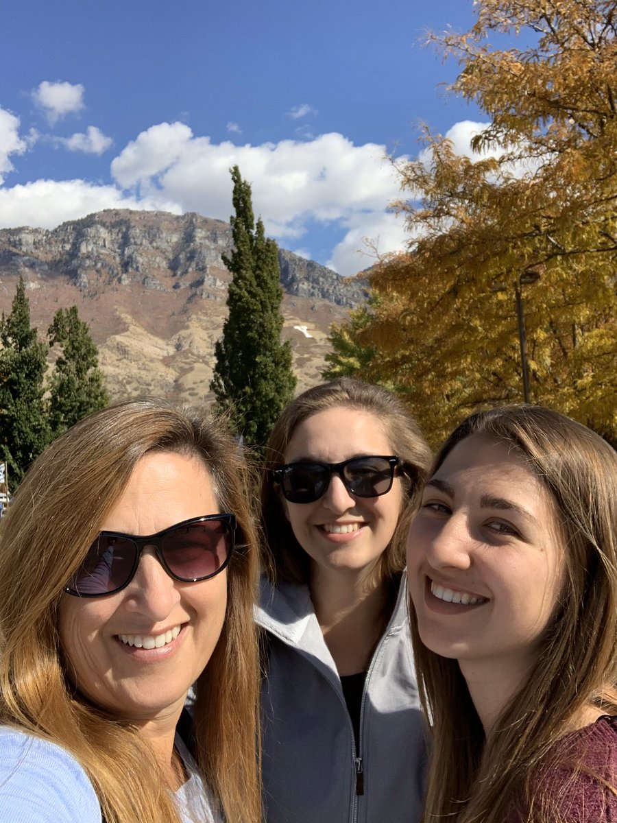 MilaLanguage's tweet image. Estoy muy feliz que mi madre me visita por el fin de semana! Tengo una madre muy genial! @algogenial #somosgemelas #byu #lafiestadeexalumnos