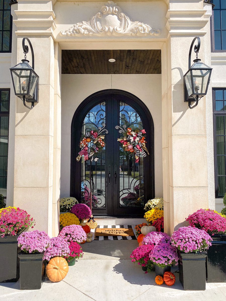EmilyAnnGemma's tweet photo. Our front porch for fall! πππ #fronporchinspo #fallfrontporch #mums #pinkmums https://t.co/3BjJ3hiwcq