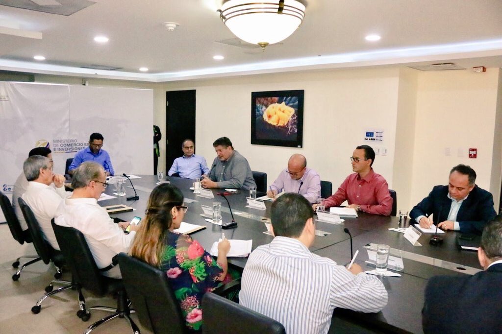 Hoy, junto al Ministro <a href="/IvanOntanedaB/">Iván Ontaneda Berrú</a> y el Viceministro <a href="/nelson_guim/">Nelson Guim</a> mantuvimos reunión con representantes del sector bananero🍌 para analizar las medidas económicas, reformas en trámite y la relación comercial con la Unión Europea.