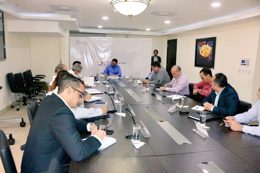 CarlosTafurB's tweet photo. Hoy, junto al Ministro @IvanOntanedaB y el Viceministro @nelson_guim mantuvimos reunión con representantes del sector bananero🍌 para analizar las medidas económicas, reformas en trámite y la relación comercial con la Unión Europea. https://t.co/PuWEb2cB23