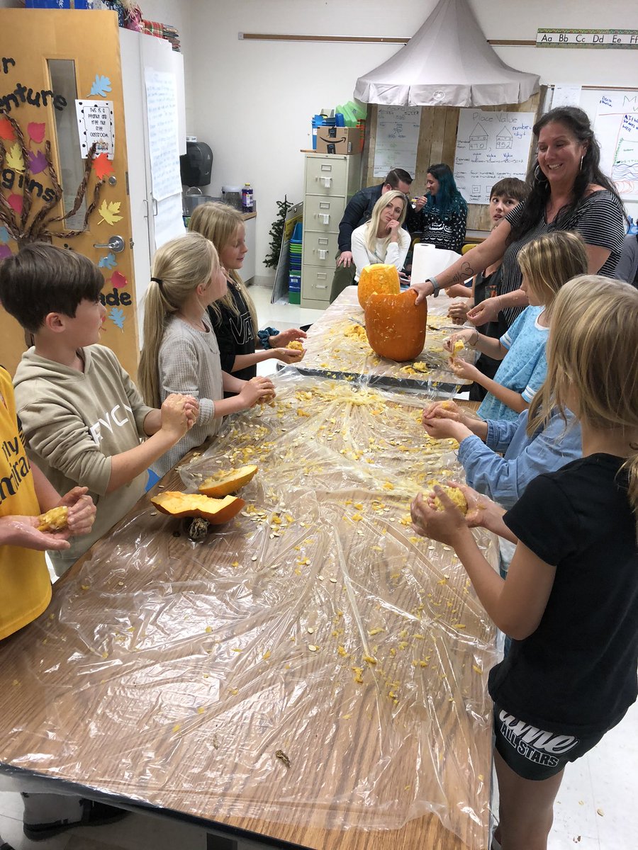 paulamott13's tweet photo. #STREAM Night @LinkhornParkES was a success! Students had a great time completing an activity that went along with the text read by an awesome teacher! @KScarbs  @VBEstill @vbschools #vbits https://t.co/2L9rc1tbpi