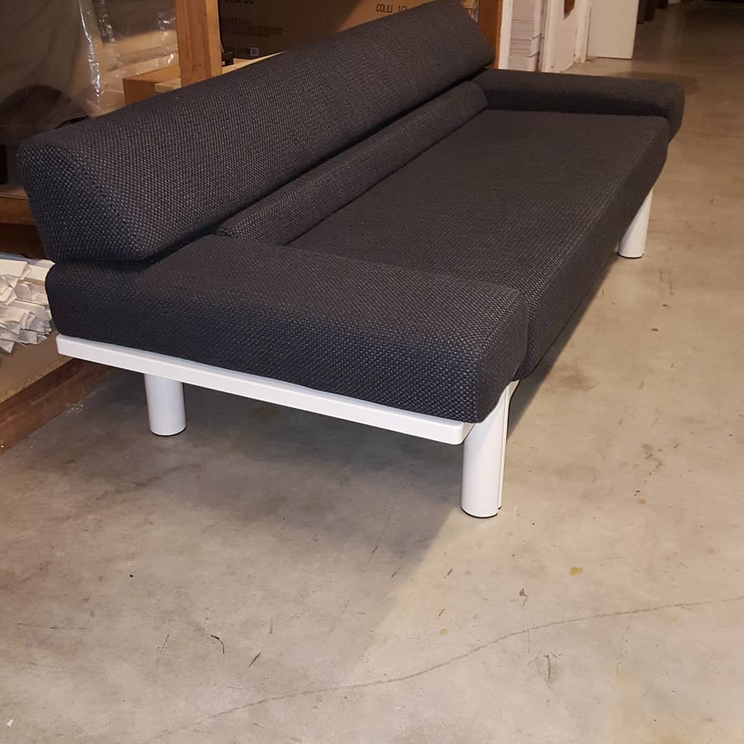 Deze mooie Artifort bank model 705 Setsu
Ontworpen door Wolfgang Müller Deisig in 1983
mogen stofferen in de stof Naxos van Buvetex international #meubelstoffering #woonatelier #woonateliermarant #vanoudnaarnieuw