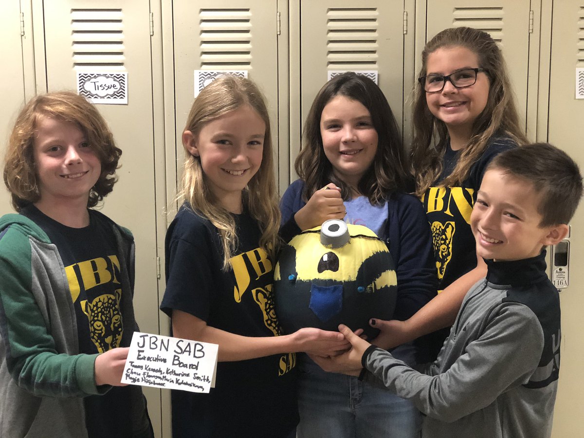bach_michelle's tweet photo. SAB Exec board created a minion pumpkin to be displayed this weekend at BATAVIA Mothers Club craft show!!! https://t.co/9SsJnYlZYK
