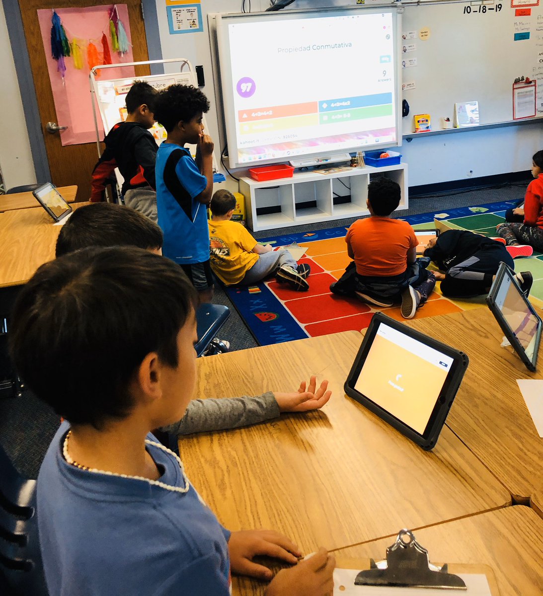 dianasilva_7's tweet photo. Hoy jugamos en Kahoot para repasar las destrezas de la primera unidad de matemáticas. 🤗🧮 #FelizViernes  @CIS_APS https://t.co/xvUlHWWtRp