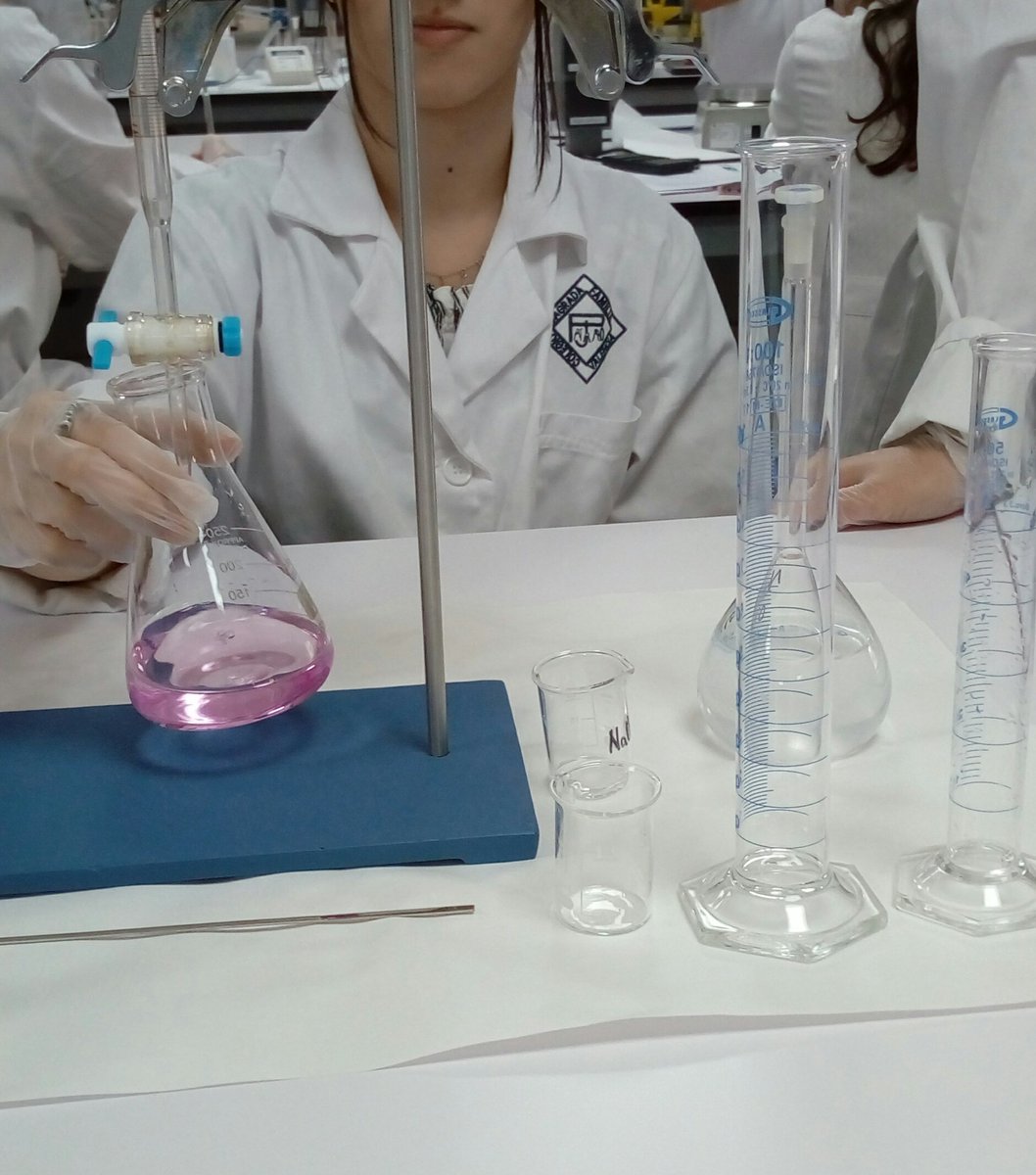 ColeSF_Patro's tweet photo. Los alumnos de 2°de laboratorio utilizan sus conocimientos para analizar una muestra desconocida. #Misterioquímico ¿Cuánta cantidad de producto tendrán entre manos? #GMLAB https://t.co/eUDOgsDhuJ