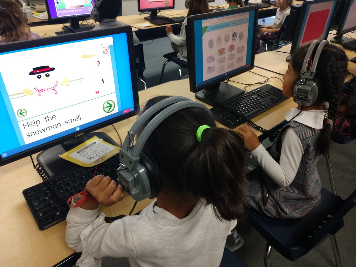 mrsgoldenbergsc's tweet photo. Yes, learning how to use a mouse with some little hands @pondyprincipal @SantaClaraUSD @UTSantaClara #SCUSDTL I heard a six year old call me a "computer expert" #flattered https://t.co/WWu4V7haNR