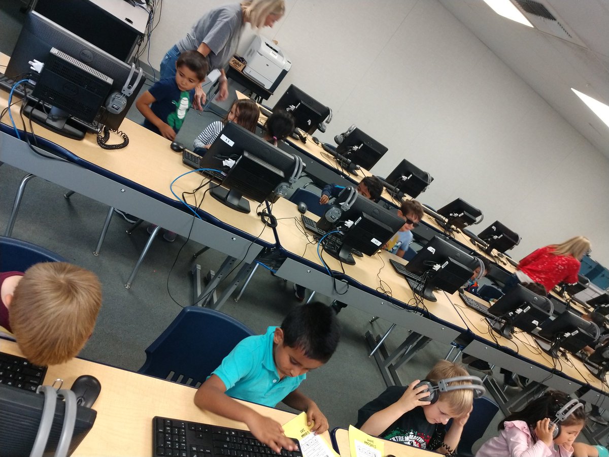 mrsgoldenbergsc's tweet photo. Yes, learning how to use a mouse with some little hands @pondyprincipal @SantaClaraUSD @UTSantaClara #SCUSDTL I heard a six year old call me a "computer expert" #flattered https://t.co/WWu4V7haNR