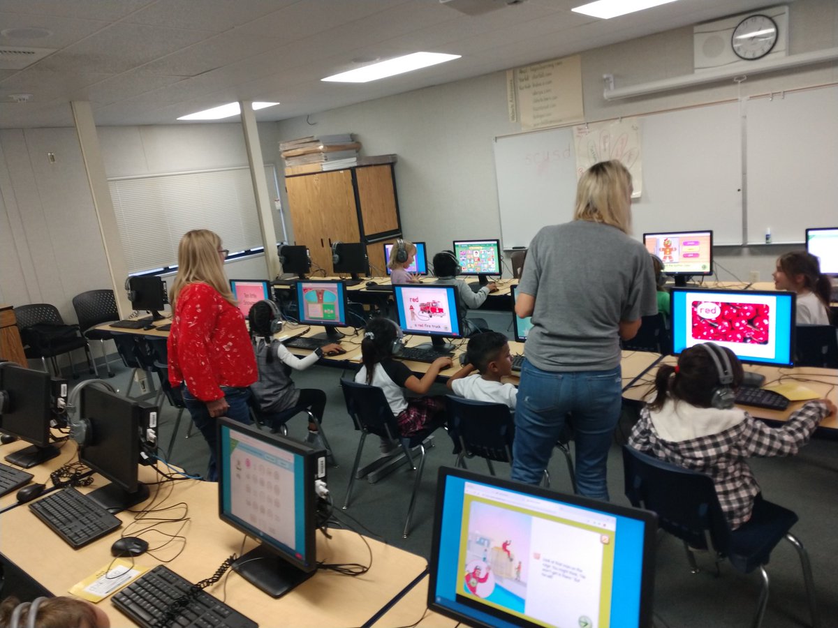 mrsgoldenbergsc's tweet photo. Yes, learning how to use a mouse with some little hands @pondyprincipal @SantaClaraUSD @UTSantaClara #SCUSDTL I heard a six year old call me a "computer expert" #flattered https://t.co/WWu4V7haNR