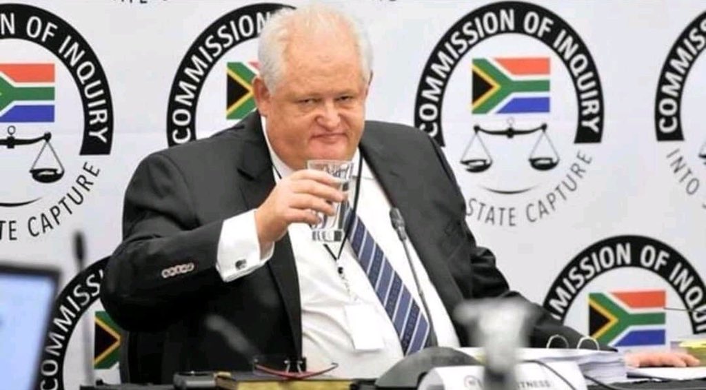 BonnySekhaolelo's tweet photo. #YouKnowKuBadWhen you're busy waiting for a "good night" text. 
Eno robala before o kreya "I don't think I can do this anymore".
Anyway I'll drink water https://t.co/I1eOBjyOL5